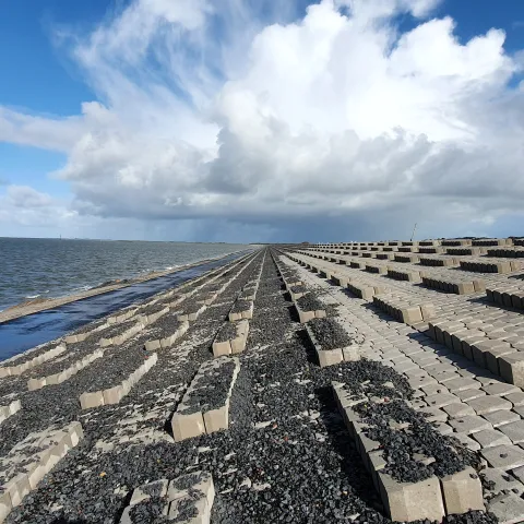 Gerenoveerde Afsluitdijk met de Basalton Quattroblock