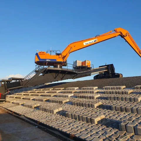 Balerina in actie op de afsluitdijk met blauwe lucht