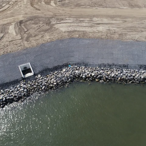 Luchtfoto van de dijkversteviging van Basalton Standaardset (STS) in Dordrecht