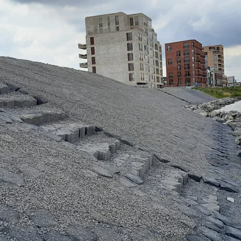 Insteekhaven in Dordrecht is voorzien van Basalton STS zuilen ter versteviging van de dijk