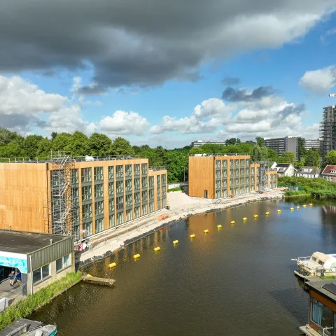 Luchtfoto modulaire woningen met prefab vloer in Amsterdam