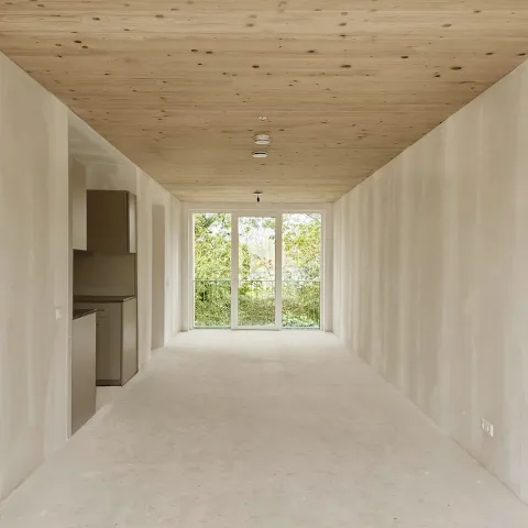 Binnenkant modulaire woning met prefab betonvloer