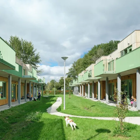 Voortuin appartementencomplex met modulaire modules