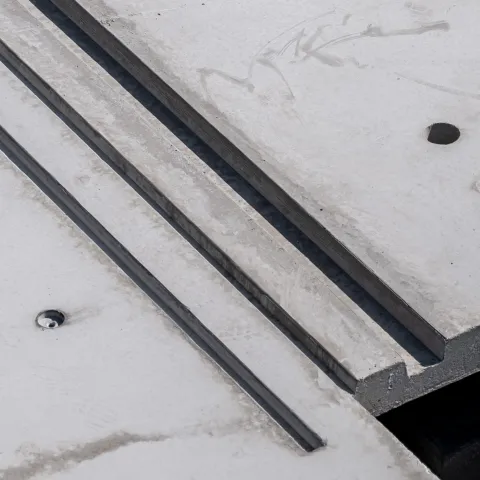 Een prefab betonwand met waterinkassing