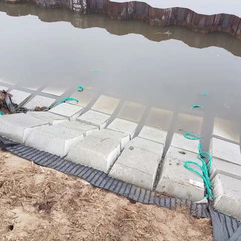 Plaatsen van de  Betomat TB-G aan de rand van het kanaal