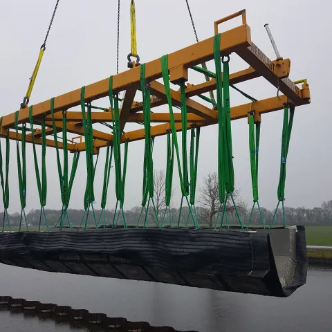 De Betonblokkenmat Betomat TB-G hangt in de kraan