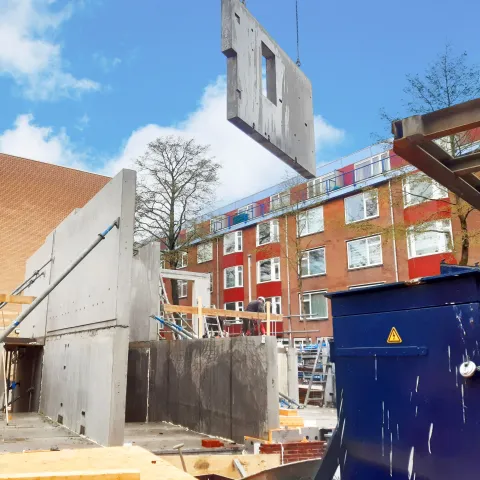 prefab beton stabiliteitswand in de kraan plaatsen in Rotterdam