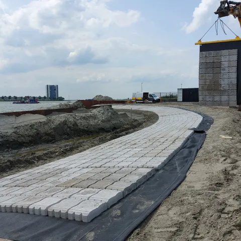 Hellingbaan van Betonblokmatten plaatsen in Bergen op Zoom