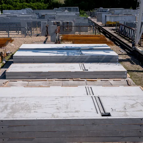 Massieve vloeren opgeslagen op het tasveld