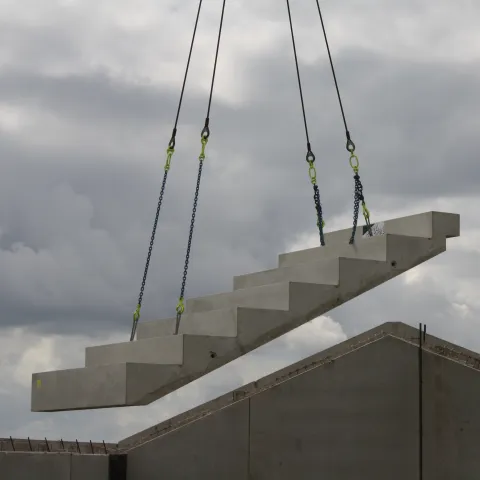 Prefab betonnen trap in de kraan