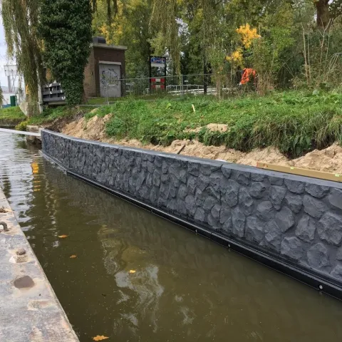 Het stellen met waterpas van Betowall Basalt elementen in Rijswijk
