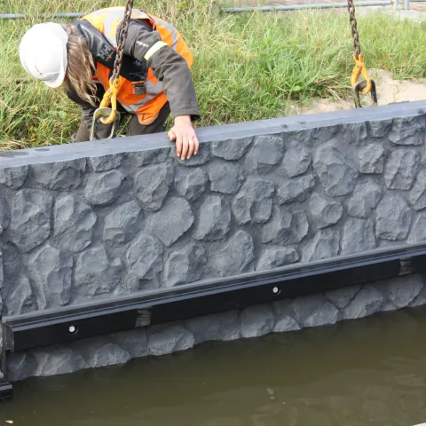 Plaatsen van de antraciet Betowall Basalt element met de kraan