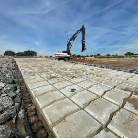 Hellingbaan van Betonblokmatten geplaatst in Salmsteke