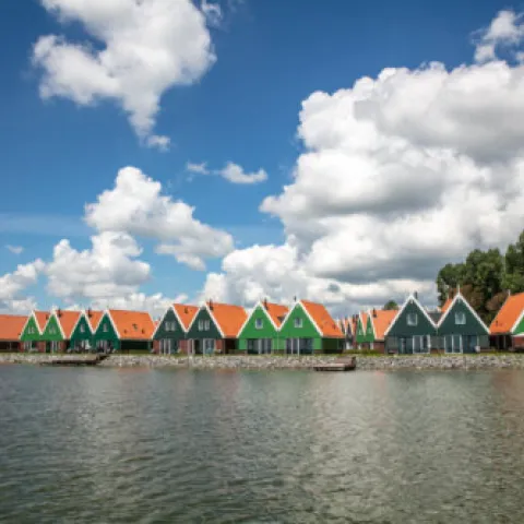 Foto vanaf het water van vakantiepark Landal Greenparks Volendam