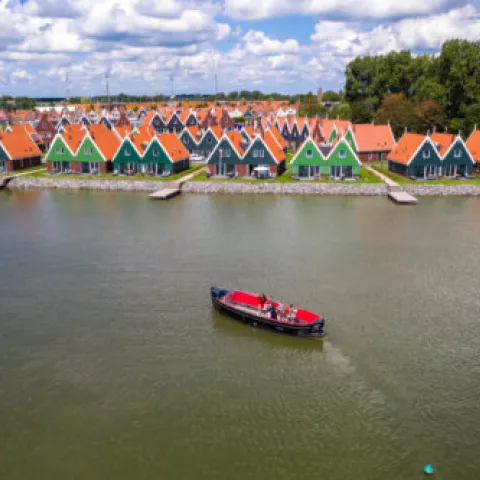 Luchtfoto Greenparks Volendam van prefab beton wanden
