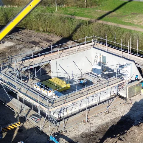 Plaatsen prefab betonnen binnenwanden met kraan in Landal Aelderholt