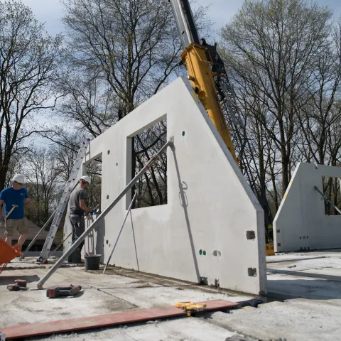 Prefab beton toppen monteren op de bouwplaats
