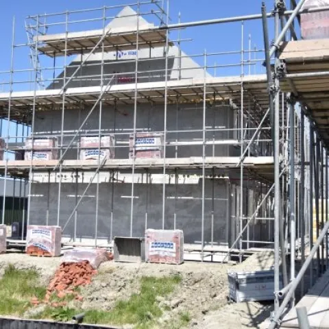 Nieuwbouw woningen in Herkingen met prefab beton wanden en toppen