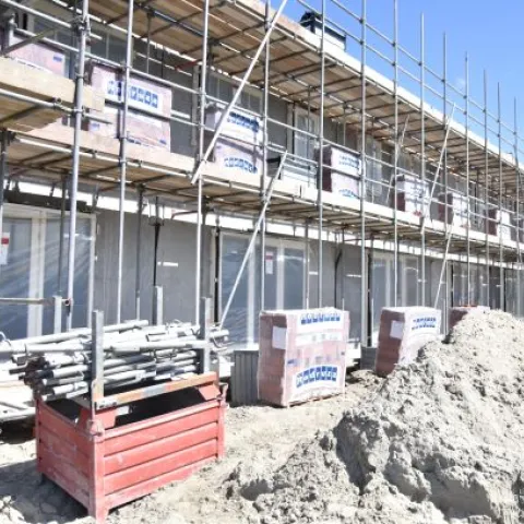Nieuwbouw woningen in Herkingen met prefab beton en ingestorte kozijnen