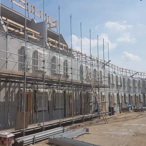 Prefab beton wanden met ingestort kozijnen in Schiedam