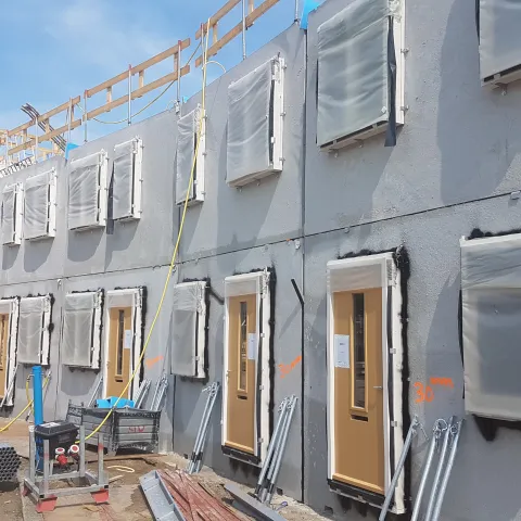 Nieuwbouw woningen in Schiedam met prefab beton en ingestorte kozijnen