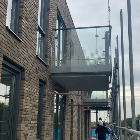 Plaatsen balkons bij nieuwbouw appartementencomplex in Zoetermeer