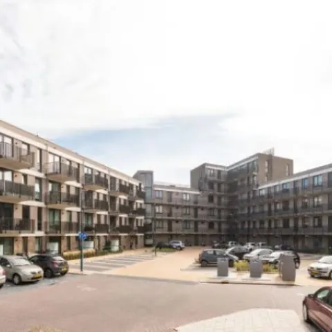 Binnenplaats met auto's bij appartementencomplex gemaakt van prefab beton