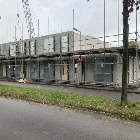 Prefab binnenwanden van beton geleverd en gemonteerd voor nieuwbouwwoningen in Pijnacker