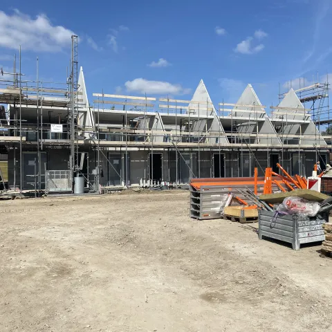 Prefab betonwanden en toppen geleverd en gemonteerd voor nieuwbouwwoningen in Barendrecht