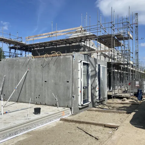 Prefab betonwanden geleverd en gemonteerd met leidingen voor nieuwbouwwoningen in Barendrecht