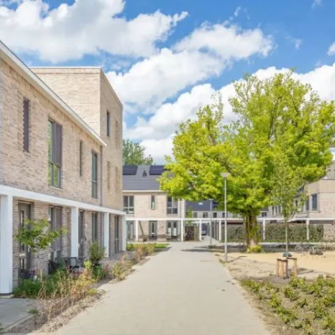 Gerealiseerde nieuwbouwwijk met speeltuin in Hoogvliet 