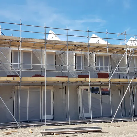 Prefab binnenwanden met ingestort kozijn en prefab toppen van grondgebonden woningen