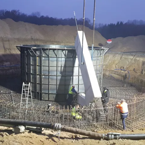 Plaatsen van de prefab funderingsvoet voor de windmolen